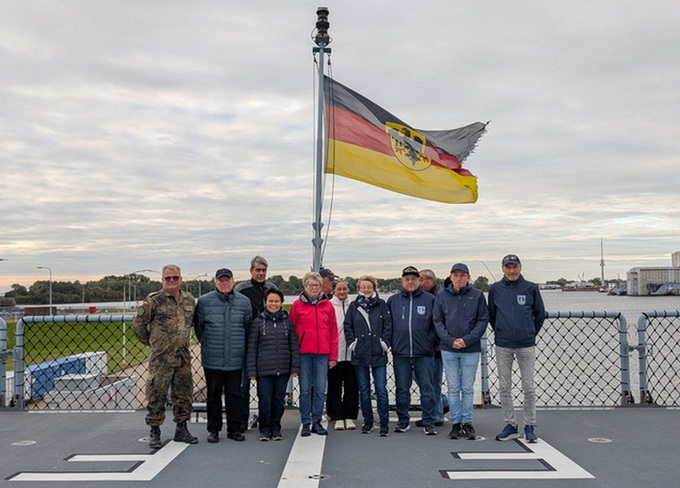 Bild 03_Antreten_Bundesdienstlagge.jpg